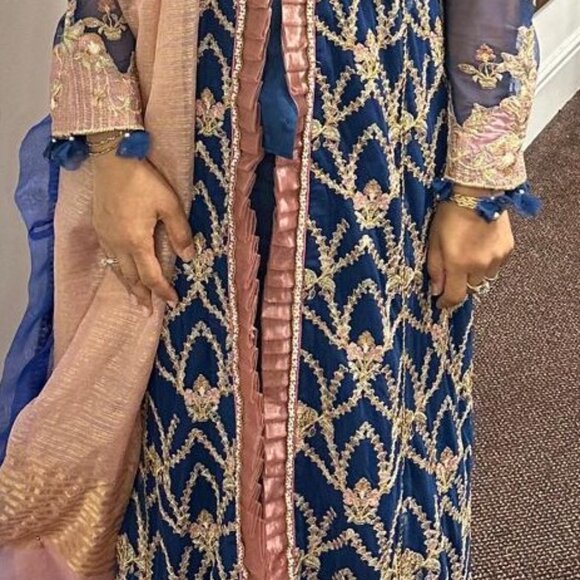 Asim Jofa Stunning 4 piece embroidery suit - Picture 6 of 6